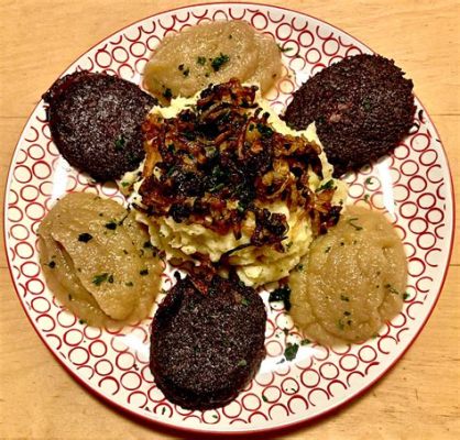  Himmel und Erde! Een Hemelse Combinatie van Gebakken Aardappelen en Appelmoes