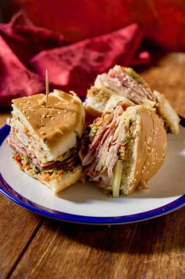  Muffuletta - Een Romige Fusion van Mediterrane Smaken en Pittige Cajun-Kruiden!