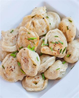  Pelmeni: Een Russische Ravioli Revolutie met een Gebroken Hete Saus!