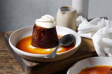  Sticky Toffee Pudding: Een overheerlijke combinatie van warme zoetheid en romige textuur!