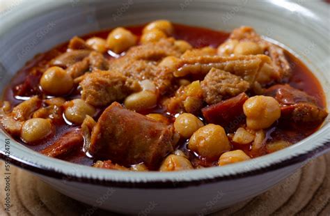  Callos Madrid: Een hartverwarmende stoofpot vol rijke smaken en knapperige textuur!