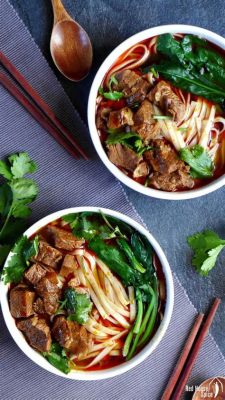  Deyang Kauwa Beef Noodles: Een Smakelijke Reis Door de Sichuanse Pittigheid met een Romige Textuur!