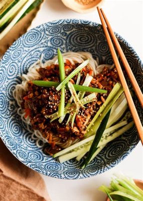  Jiamusi Zha Jiang Mian: Een Smakelijk Dansje van Umami en Zacht Gebakken Noodles!