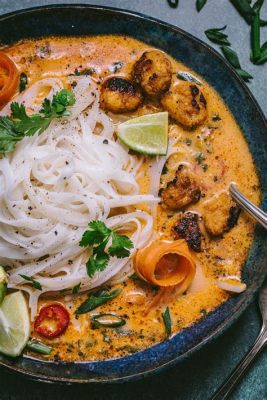 Khao Soi: Een Romige Curry met Knapperige Noedels en Verse Kruiden die je Zintuigen Verwoest!